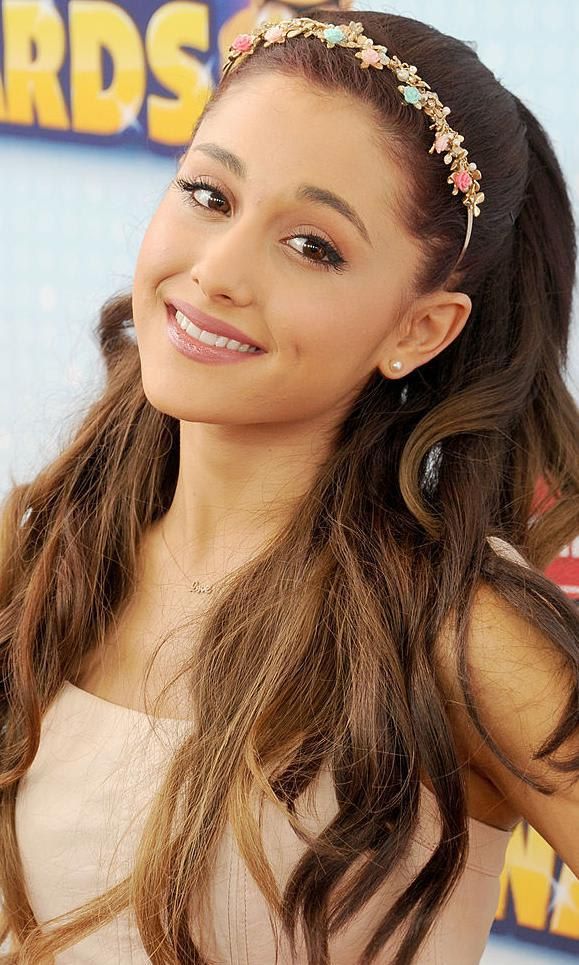 Ariana Grande con cabello estilo ombre y diadema