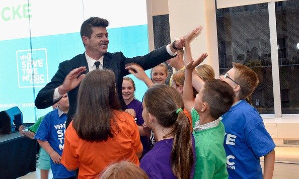 August 26: Robin Thicke partnered with VH1's Save the Music Foundation and Viacommunity for the "Robin Thicke Piano Delivery" in New York City.
<br>
Photo: Getty Images