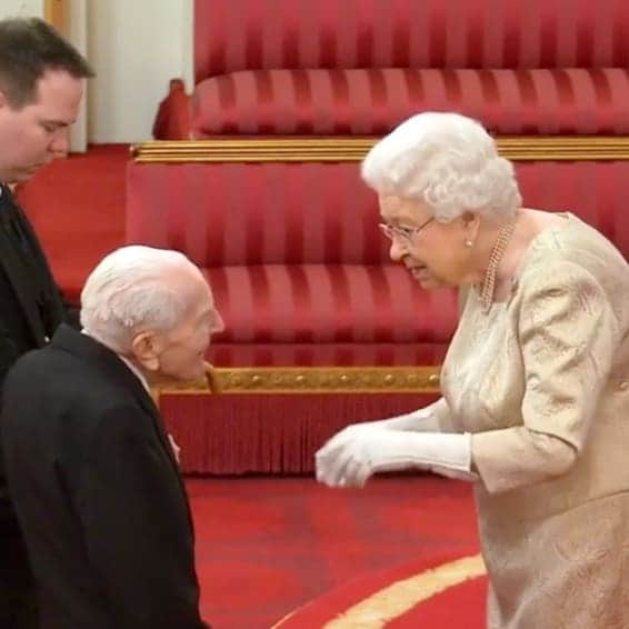 Queen Elizabeth wears gloves for investiture