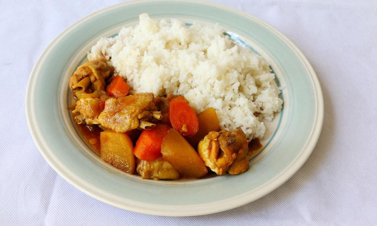 Chicken stew in dark soy sauce served with white rice 