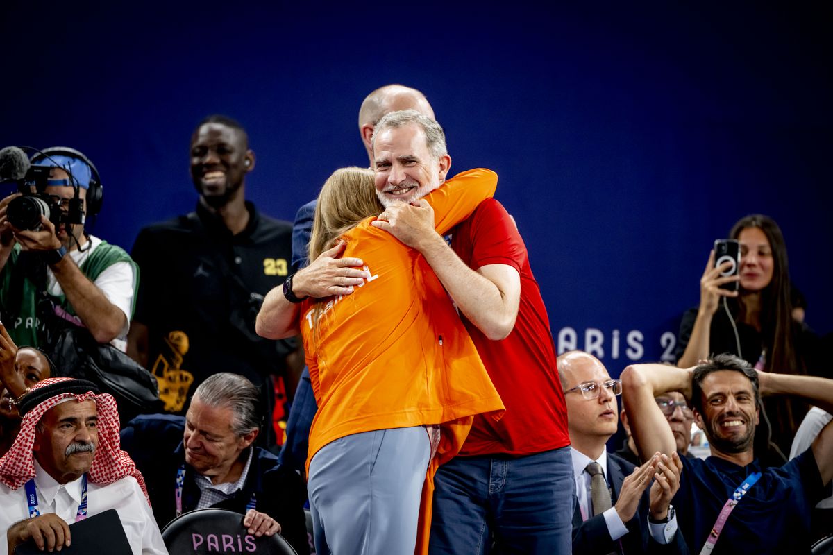 King Felipe of Spain and Princess Catharine-Amalia shared a hug at the match on Aug. 5, 2024