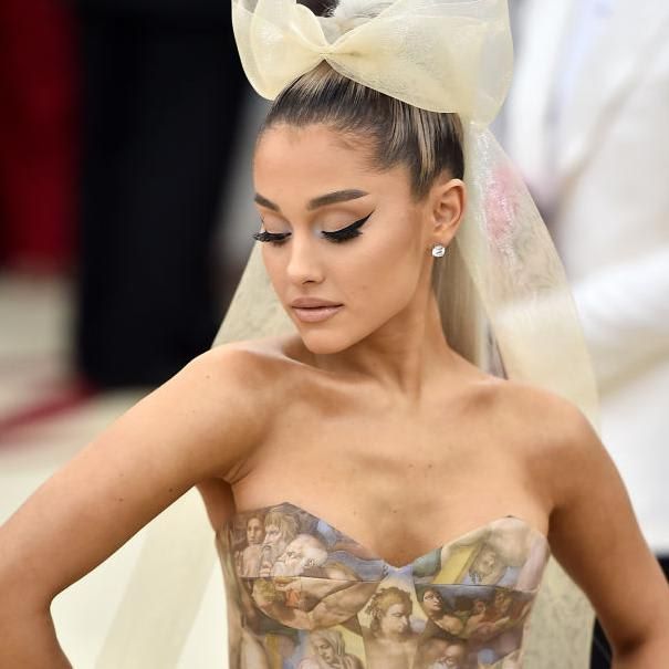 Ariana Grande con pony tail, lazo de seda y cat eyes