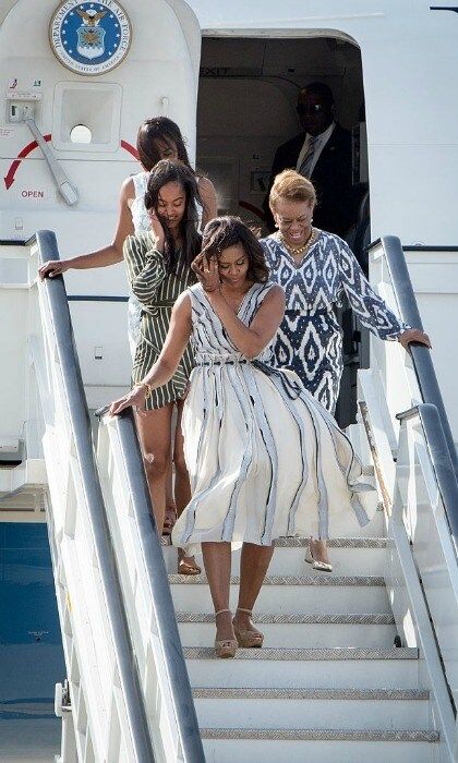 The first lady cautiously made her way down the exit steps with her daughters Malia and Sasha Obama, as well as her own mother, Marian Shields Robinson.
<br>
Photo: Pablo Cuadra/Getty Images