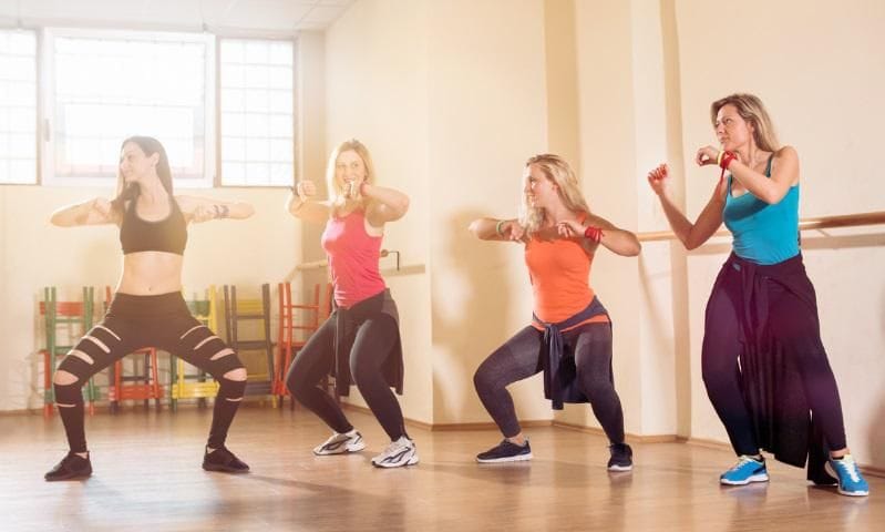 Mujeres bailan