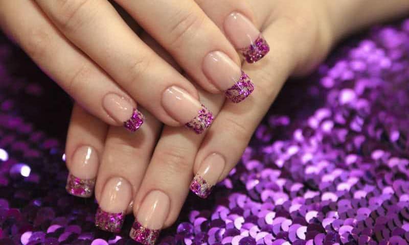 Manicura francesa en escarcha morada