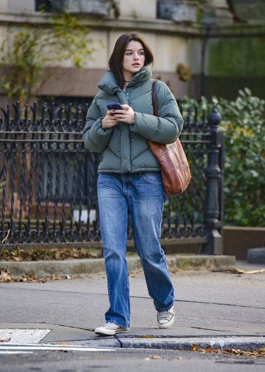 Suri Cruise llegó al Barrymore Theatre para ver a su madre, Katie Holmes, actuar en "Nuestro Pueblo" en su cumpleaños.