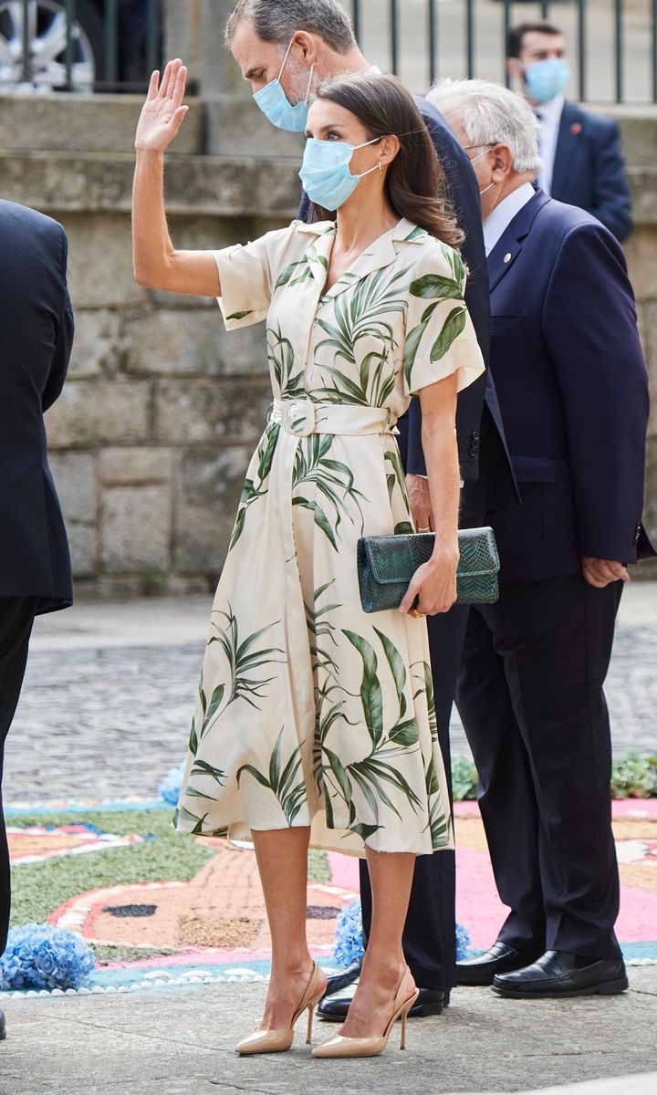 Letizia debuted a new Pedro del Hierro tropical leaf print dress in Santiago de Compostela. The Queen swapped her trusty wedges for a pair of nude patent Carolina Herrera slingbacks.