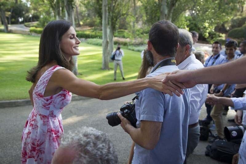 queen letizia greeting press mallorca