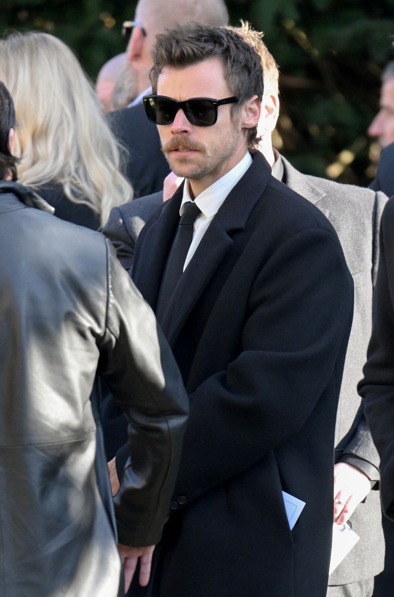 Styles sale del funeral del cantante Liam Payne, ex miembro de One Direction, el 20 de noviembre de 2024 en Amersham, Inglaterra. (Foto de Karwai Tang/WireImage)