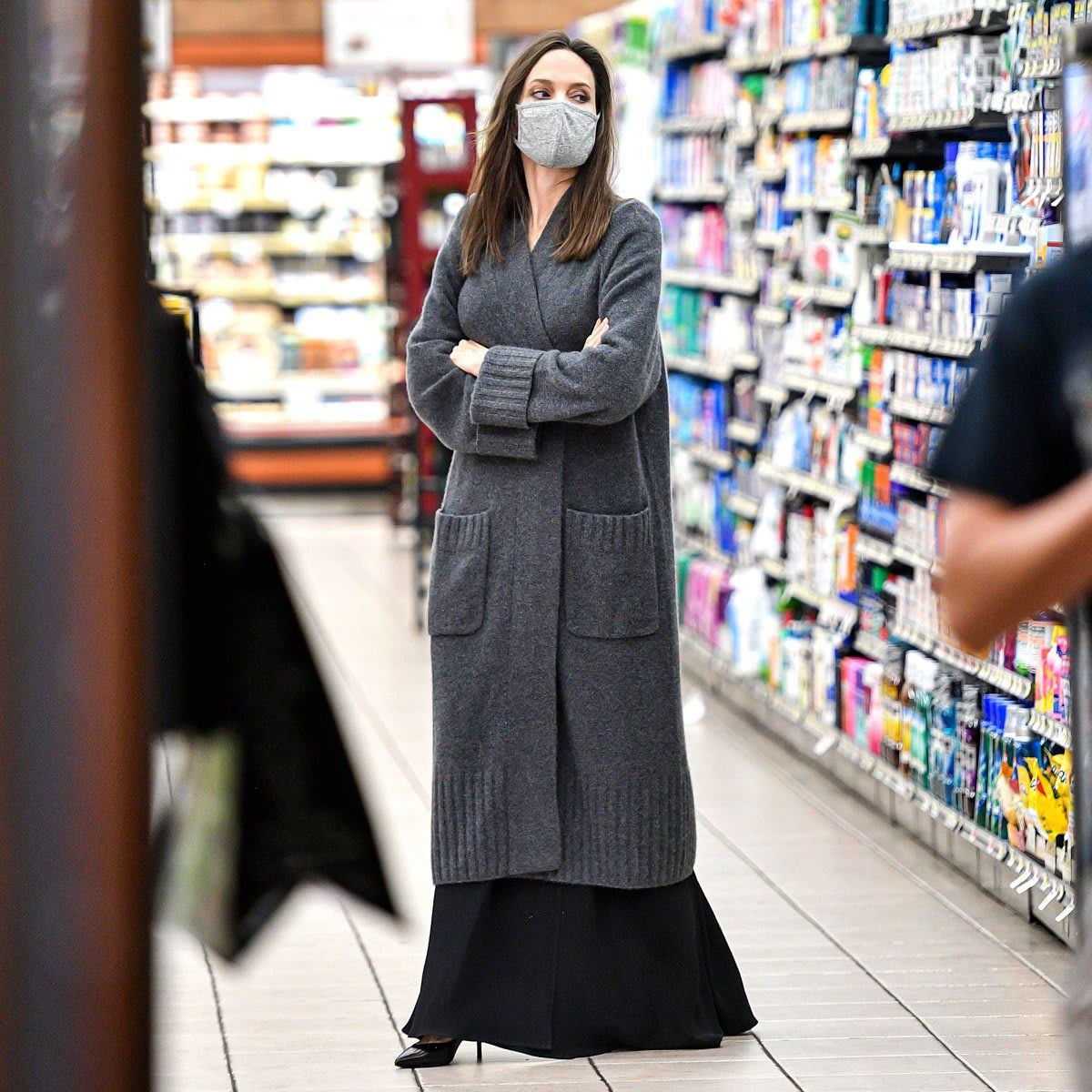 Angelina Jolie makes a last minute grocery run with daughter Vivienne