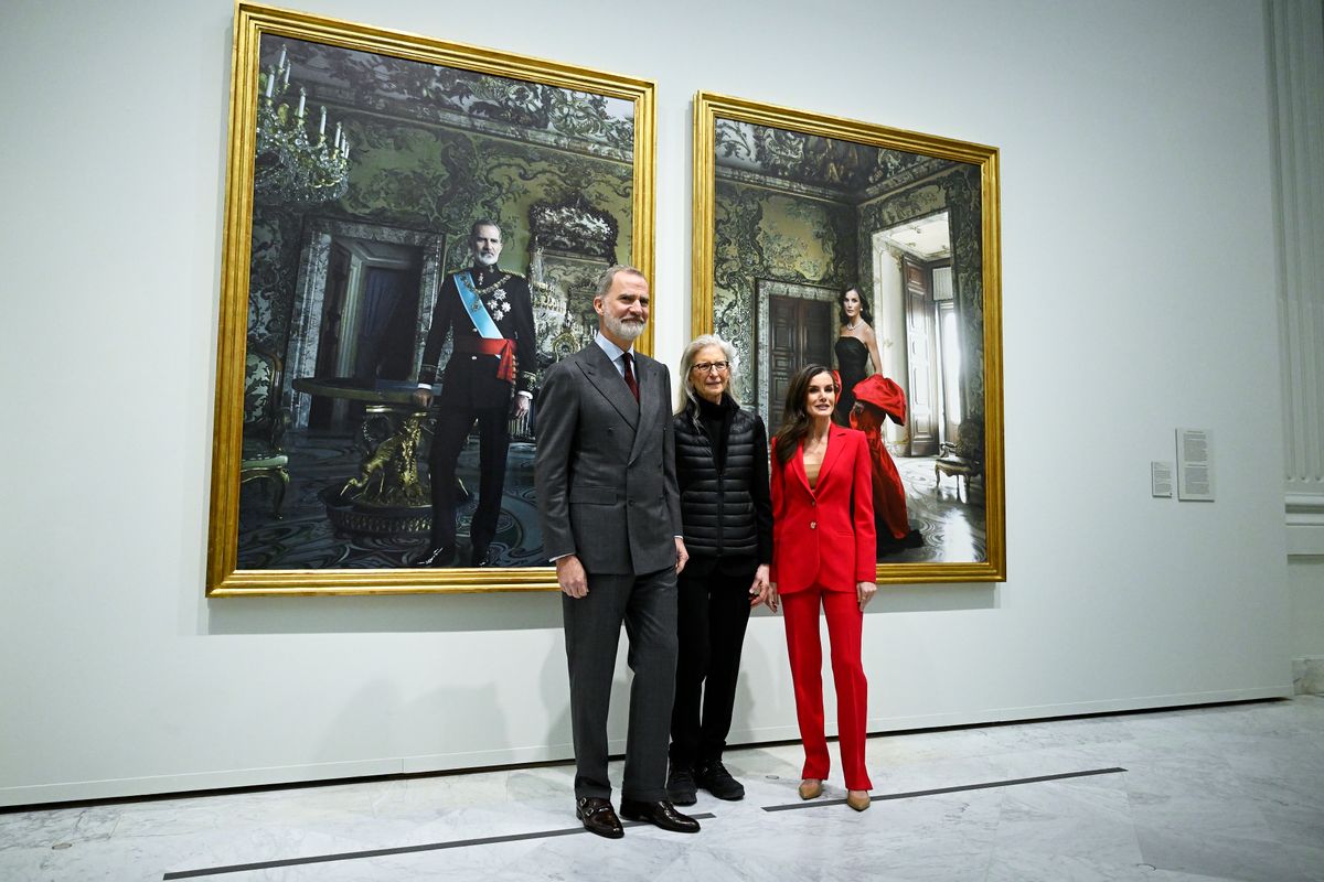 MADRID, SPAIN - FEBRUARY 26: King Felipe VI of Spain (L),  Queen Letizia of Spain (R) and photographer Annie Leibovitz (C) visit the exhibition âThe Tyranny Of Cronosâ where their portraits by Annie Leibovitz are on display at the Bank of Spain building on February 26, 2025 in Madrid, Spain. (Photo by Carlos Alvarez/Getty Images)