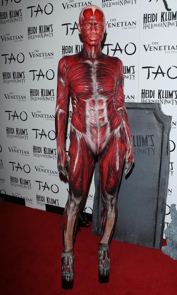 Heidi Klum con disfraz de cuerpo humano en Halloween