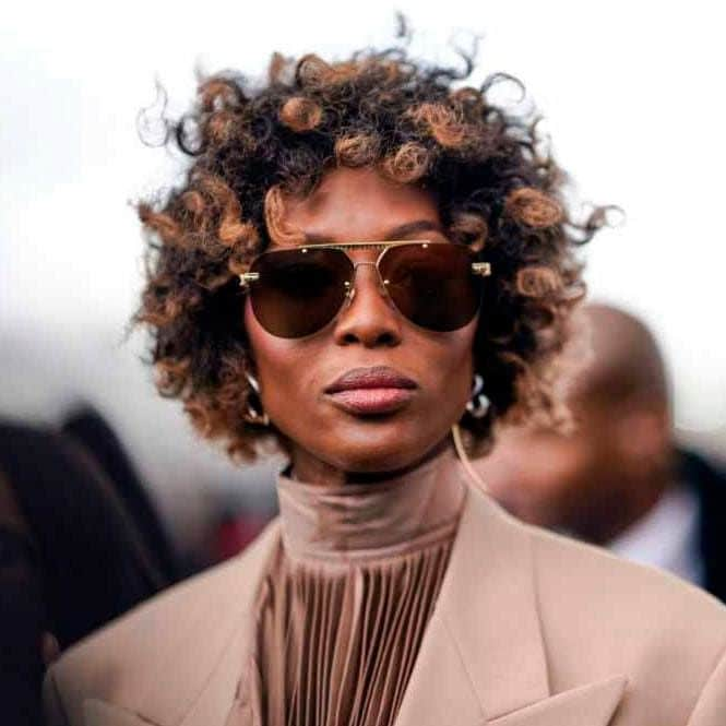 Naomi Campbell curls