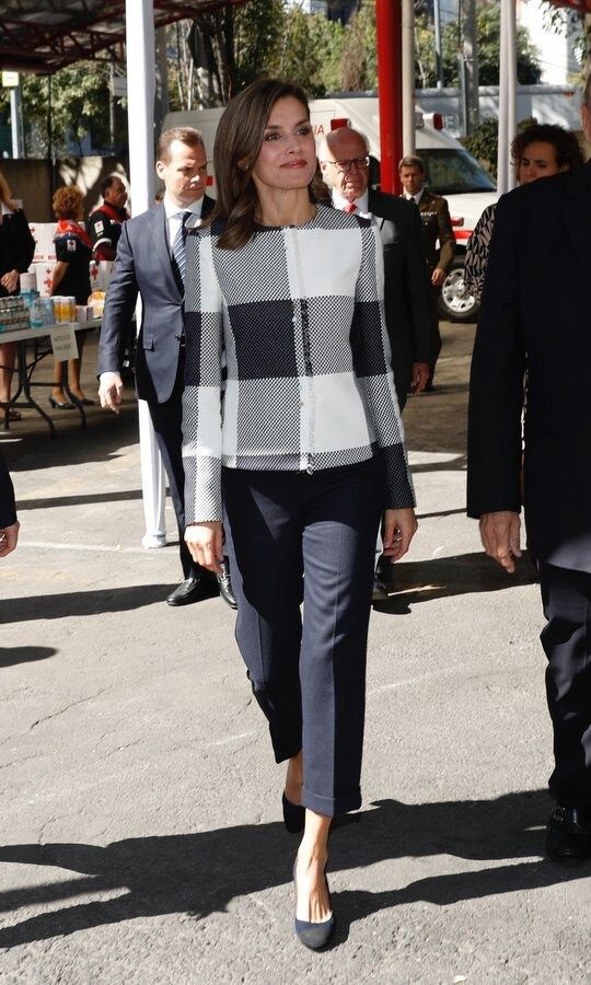 Also ready to head to work was Queen Letizia, who wore the navy blue BOSS by Hugo Boss 'Karolie' jacket as she headed to the Red Cross Mexico headquarters in Mexico City on November 13. King Felipe's wife teamed the piece with tailored trousers by the label.
Photo: 2017 Casa de S.M. el Rey/ Getty Images