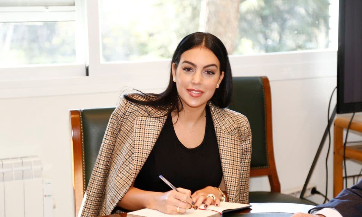 Georgina Rodríguez Visits Banco de Alimentos Association