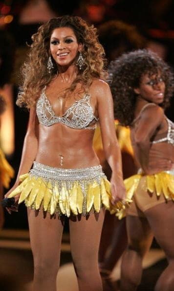 September 2006: Beyonce showed off her abs and dance moves during her Fashion Rocks performance.
<br>
Photo: Getty Images