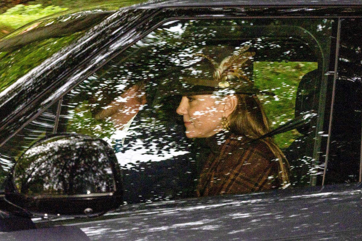 Photo Â© 2024 Goff Photos/The Grosby Group  EXCLUSIVE Aberdeenshire, September 22, 2024 Kate Middleton, The Princess of Wales, has been spotted for the first time since announcing that her chemotherapy has ended, as she attended church at Balmoral this morning. Members of the royal family were present for Sunday Service at Crathie Kirk, near Balmoral Castle, Aberdeenshire, Scotland.*** Kate Middleton, la Princesa de Gales, ha sido vista por primera vez desde que anunciÃ³ que su quimioterapia ha terminado, mientras asistÃ­a a la iglesia en Balmoral esta maÃ±ana. Miembros de la familia real estuvieron presentes en el servicio dominical en Crathie Kirk, cerca del Castillo de Balmoral, Aberdeenshire, Escocia.Kate Middleton, la Princesa de Gales, ha sido vista por primera vez desde que anunciÃ³ que su quimioterapia ha terminado, mientras asistÃ­a a la iglesia en Balmoral esta maÃ±ana. Miembros de la familia real estuvieron presentes en el servicio dominical en Crathie Kirk, cerca del Castillo de Balmoral, Aberdeenshire, Escocia.