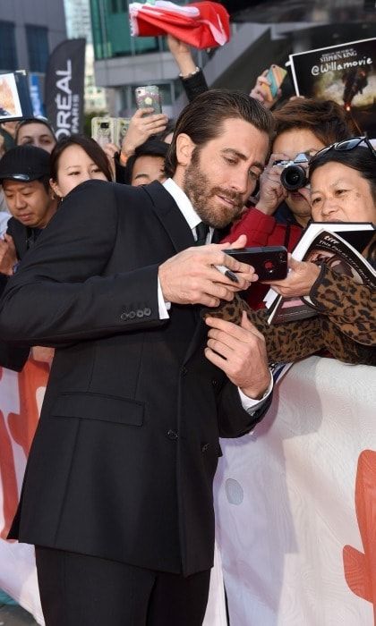 A very dapper Jake Gyllenhaal took the time to talk with his fans at the premiere of his film <i>Stronger</i> at Roy Thomson Hall on September 8.
Photo: Kevin Winter/Getty Images