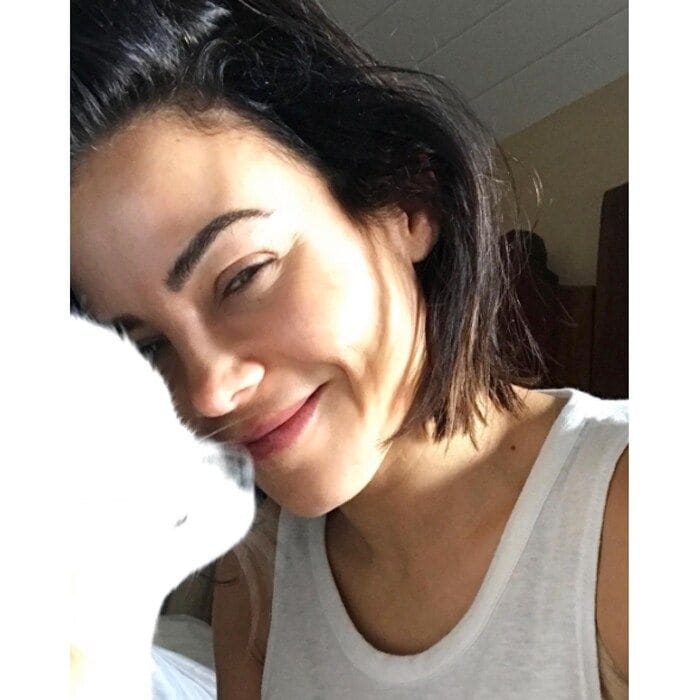 Wearing a simple white tank top and sporting a messy bob, Jenna Dewan-Tatum radiated confidence in this sunny, makeup-free photo she shared on Instagram.
Photo: Instagram/@jennadewan