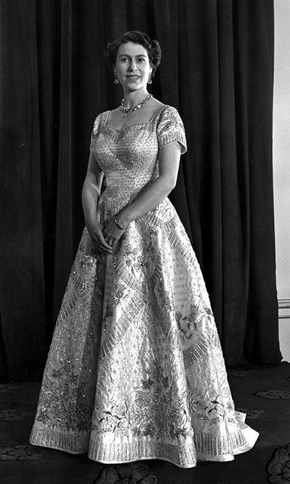 In 1953, the Queen wore a gown designed by Sir Norman Hartnell for her coronation ceremony.
<br>
Photo: Getty Images