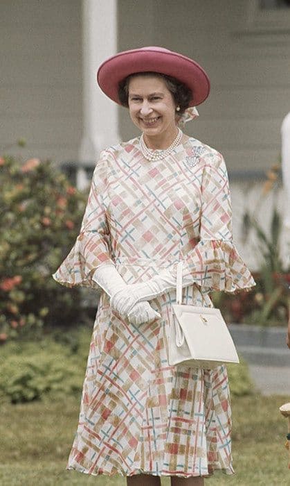 Her Majesty during her visit to Tonga in February 1977.
<br>
Photo: Getty Images