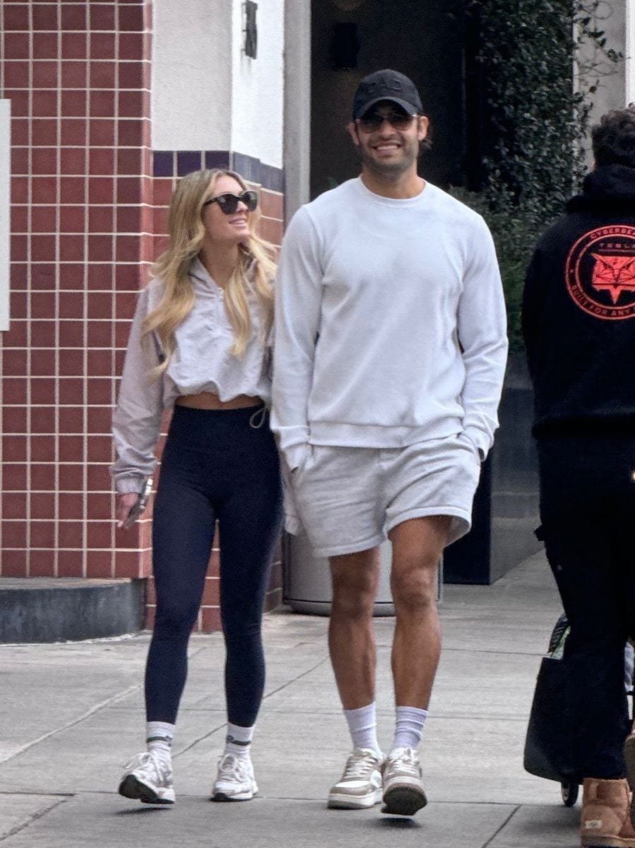 Photo © 2024 Backgrid/The Grosby Group 

*EXCLUSIVE*  
Los Angeles, November 29, 2024. 
Did Christmas come early? Sam Asghari and his girlfriend Brooke Irvine were seen leaving a Beverly Hills lunch date a day after Thanksgiving. Sam wore a hat that read "Dad" in big font and could be seen laughing and smiling with Brooke. Could the two be trying to tell us something?. 
*** 
¿Llegó la Navidad antes de tiempo? Sam Asghari y su novia Brooke Irvine fueron vistos saliendo de un almuerzo en Beverly Hills un día después del Día de Acción de Gracias. Sam llevaba un sombrero que decía "Papá" en letras grandes y se lo podía ver riendo y sonriendo con Brooke. ¿Podrían estar tratando de decirnos algo?