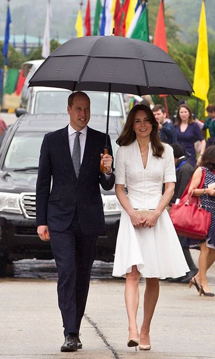 As William and Kate bid farewell to Bhutan, the Duchess wore a white Alexander McQueen day dress from her wardrobe and a gold and diamond necklace that was a gift from the country's Queen.
<br>
Photo: Getty Images