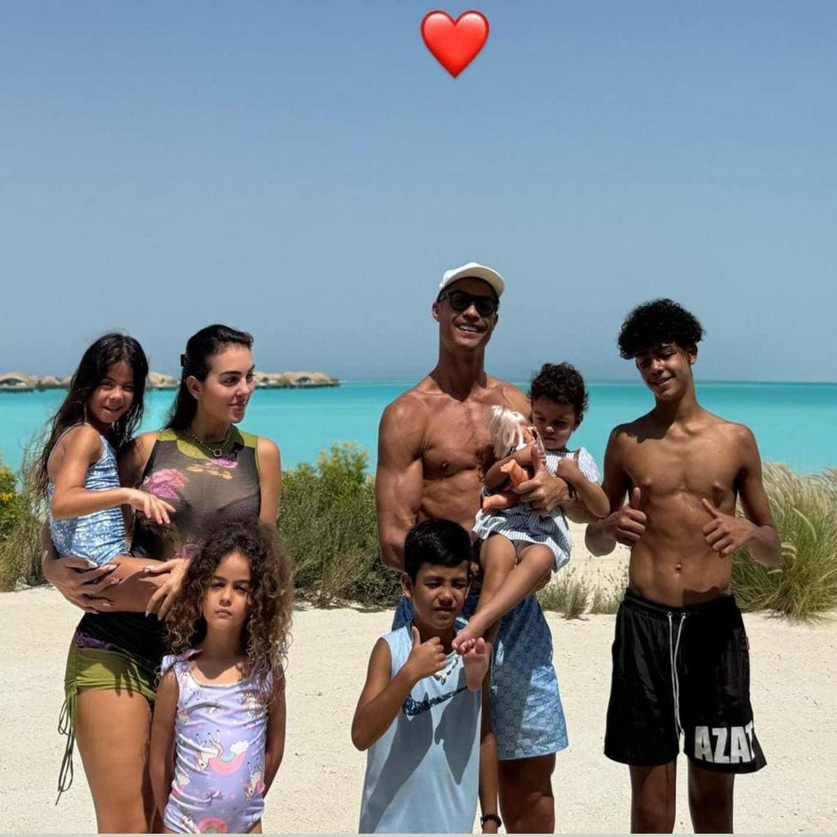 Cristiano Ronaldo y Georgina Rodriguez con sus hijos
