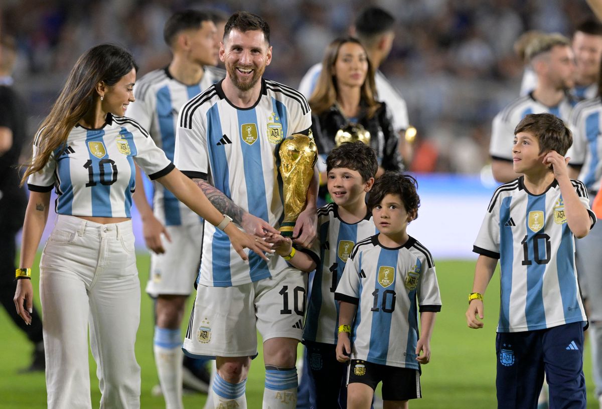 Lionel Messi celebra con su esposa Antonela Roccuzzo (L) y sus hijos Thiago (R), Mateo (C) y Ciro.