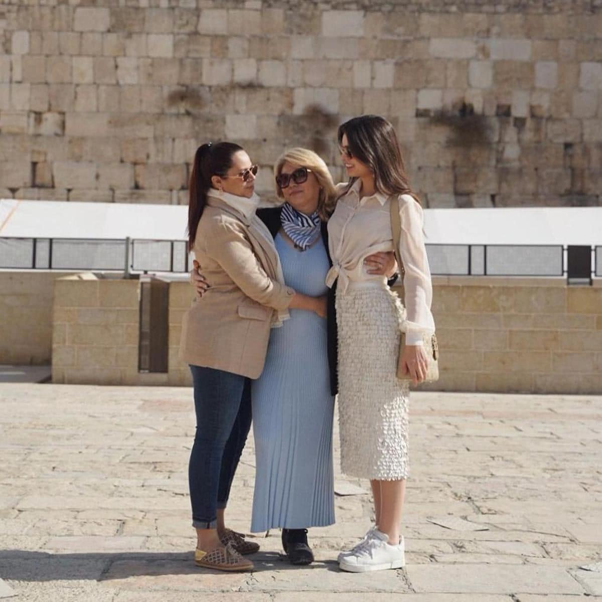 Nadia Ferreira con su mamá y su hermana