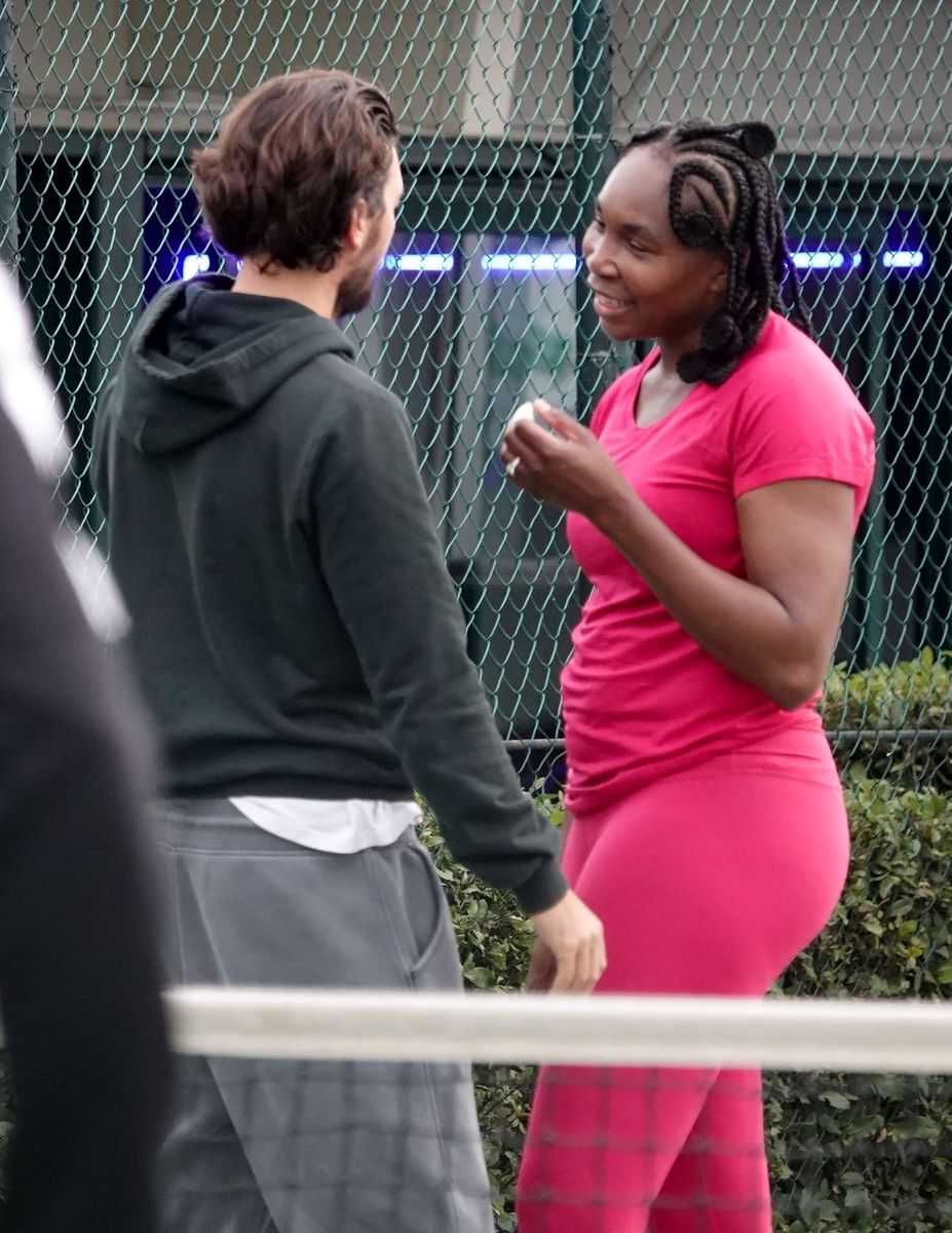 Photo © 2025 Backgrid UK/The Grosby Group 

*PREMIUM EXCLUSIVE*  
Rome, February 02, 2025. 
The American Tennis Star Venus Williams under the watchful eye of her Italian beau Andrea Preti is seen at a tennis training session in Rome. The pair arrived at a sports club looking all loved up and showing off a very public display of affection with a few kisses in the hazy Italian sunshine with a ring shining bright on Venus' engagement finger. After some rigorous stretching, Venus donned her striking pink outfit and trained for three hours on the tennis court of the famous Due Ponti sports club. 
*** 
La tenista estadounidense Venus Williams, bajo la atenta mirada de su novio italiano Andrea Preti, se presenta en una sesión de entrenamiento de tenis en Roma. La pareja llegó a un club deportivo luciendo muy amorosa y mostrando una muestra muy pública de afecto con algunos besos bajo el brumoso sol italiano con un anillo brillando en el dedo de compromiso de Venus. Después de unos rigurosos estiramientos, Venus se puso su llamativo atuendo rosa y entrenó durante tres horas en la cancha de tenis del famoso club deportivo Due Ponti.