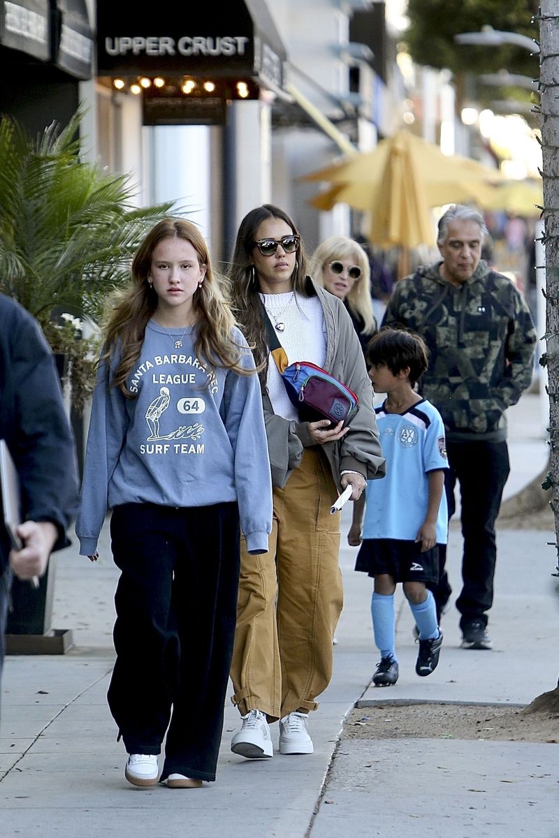 Jessica Alba with her kids Haven and Hayes, and her parents, Mark and Catherine