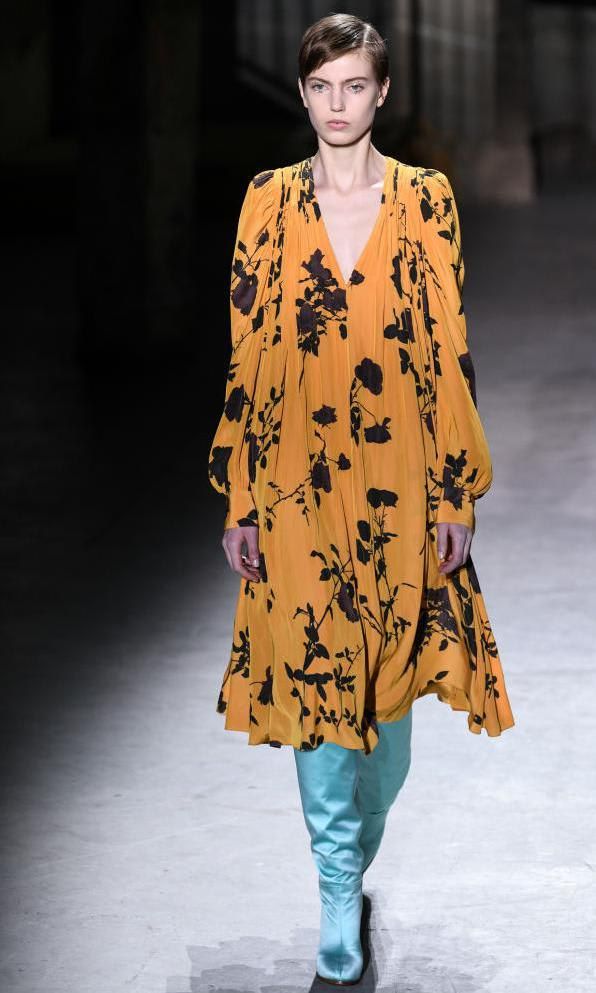 Vestido amarillo oscuro con estampado floral de Dries Van Noten