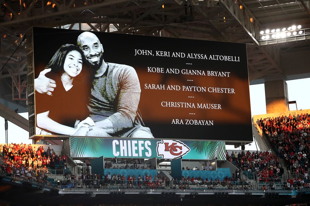 MIAMI, FLORIDA - FEBRUARY 02: The San Francisco 49ers and the Kansas City Chiefs observe a moment of silence to honor former NBA player Kobe Bryant and his daughter, Gianna Bryant, prior to Super Bowl LIV at Hard Rock Stadium on February 02, 2020 in Miami, Florida. (Photo by Ronald Martinez/Getty Images)