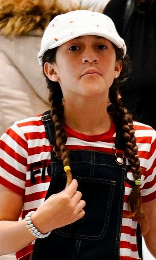 Emme matches her mom Jennifer Lopez in a white baseball hat.