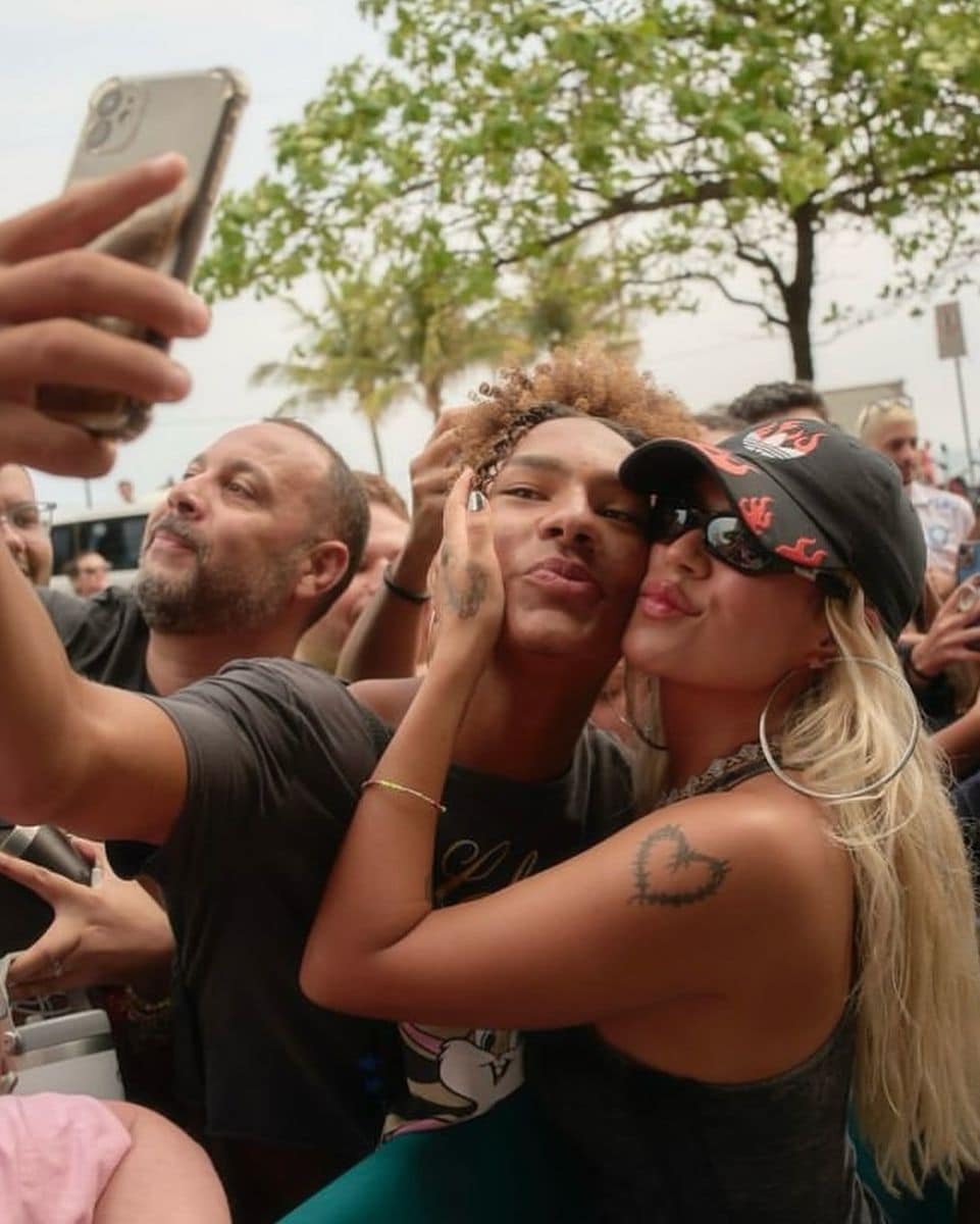 Karol G with fans in Rio de Janeiro