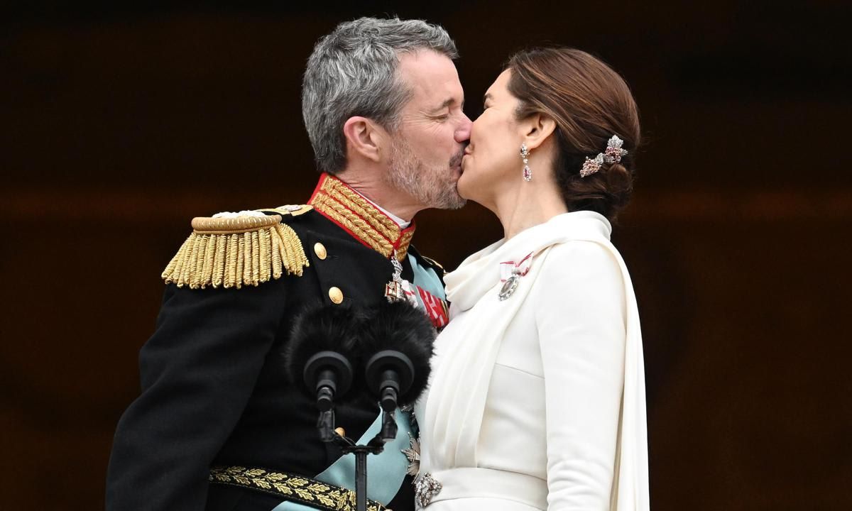 The King and Queen shared a kiss after the prime minister's proclamation