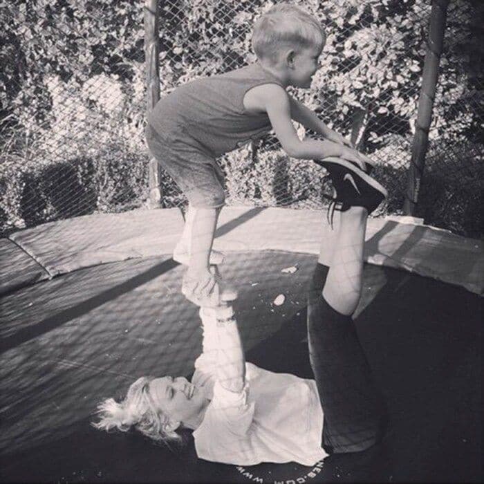 <a href="https://us.hellomagazine.com/tags/1/hilary-duff/"><strong>Hilary Duff</strong></a> stayed fit by doing some backyard mommy yoga with her son.
Photo: Instagram/@hilaryduff