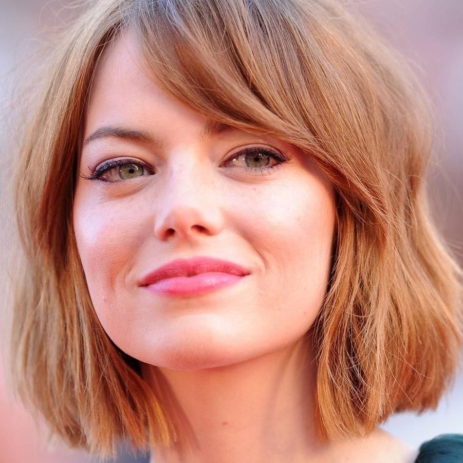 Emma Stone luce juvenil con su hairstyle