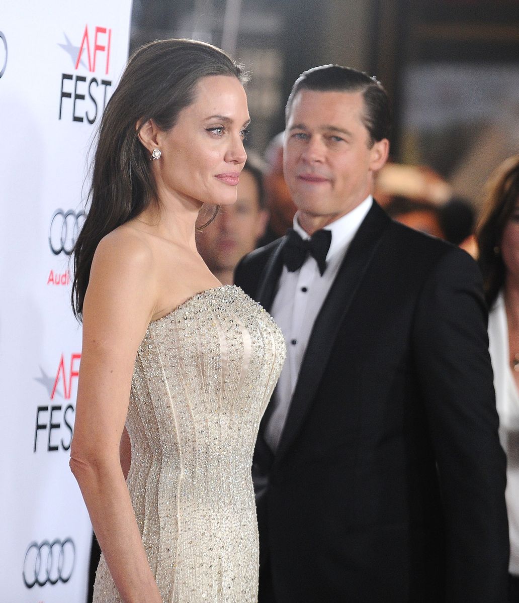 HOLLYWOOD, CA - 5 DE NOVIEMBRE: Angelina Jolie y Brad Pitt asisten al estreno de "junto al mar" en el AFI Fest 2015 en los cines TCL Chinese 6 el 5 de noviembre de 2015 en Hollywood, California. (Foto de Jason LaVeris/FilmMagic) 