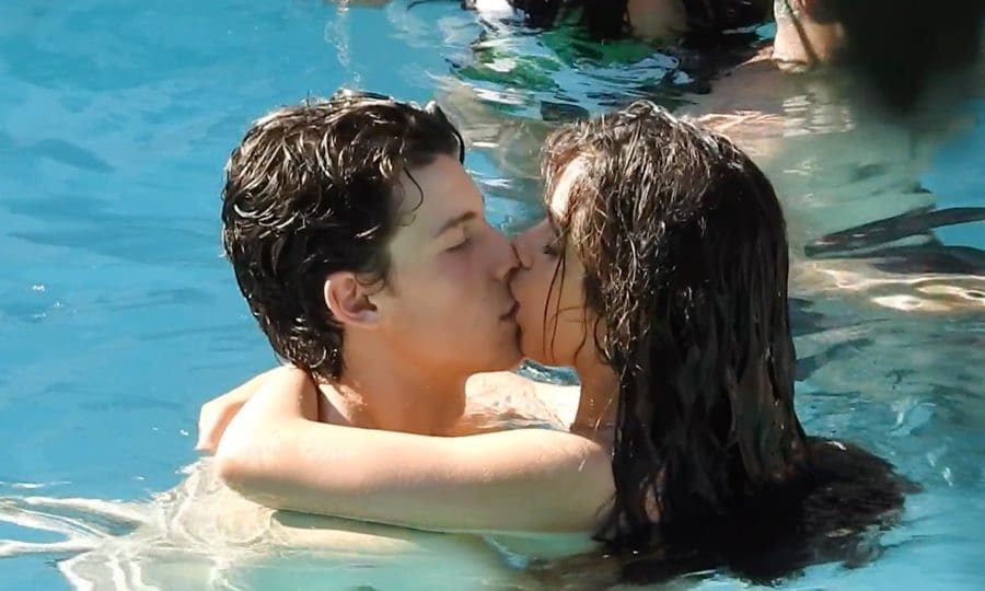 Shawn Mendes, Camila Cabello kissing