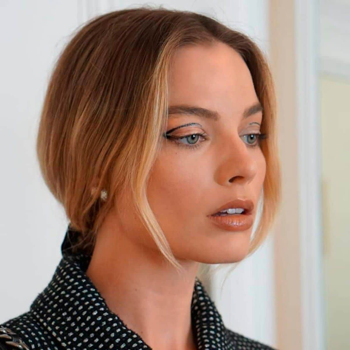 Margot Robbie with graphic eyeliner