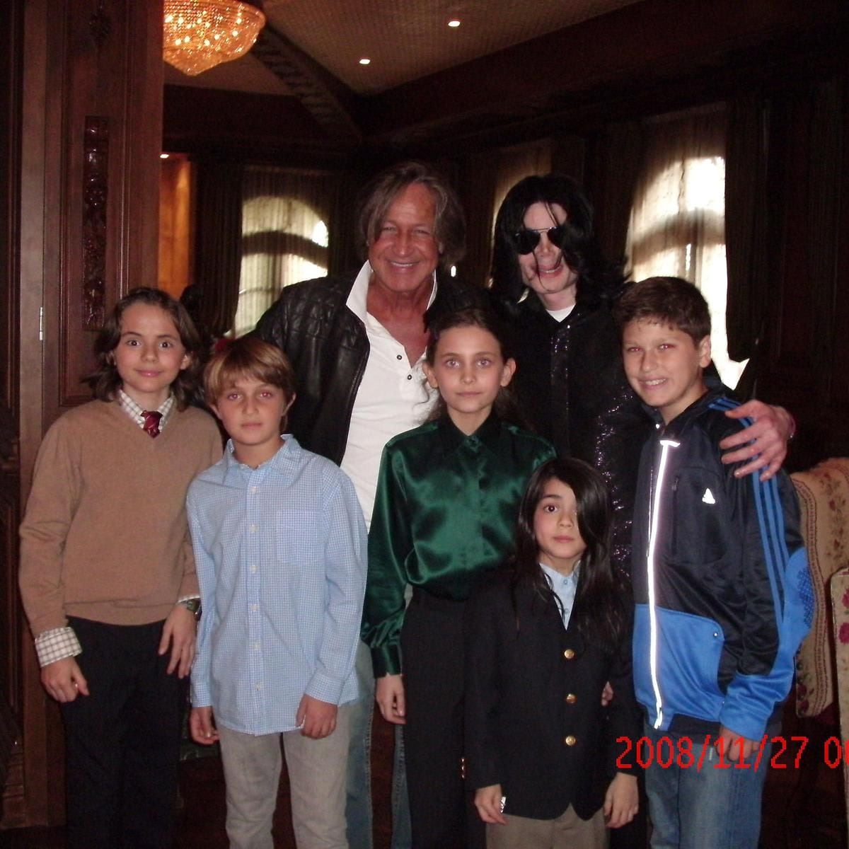 Michael Jackson Poses With His Children