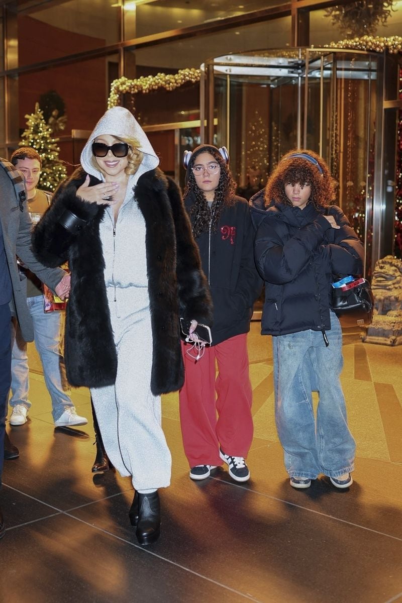 Foto © 2024 Backgrid/The Grosby Group EXCLUSIVO Brooklyn, 17 de diciembre de 2024 Mariah Carey fue vista con sus gemelos, Marruecos y Monroe, cuando salían de su hotel en la ciudad de Nueva York. La icónica cantante se dirigía a su actuación en el Barclays Center de Brooklyn esa misma noche, llevando su poder de estrella y su alegría navideña a la Gran Manzana.*** Mariah Carey fue vista junto a sus gemelos, Marruecos y Monroe, al salir de su hotel en la ciudad de Nueva York. La icónica cantante se dirigió a su presentación en el Barclays Center de Brooklyn esa misma noche, llevando su talento y espíritu festivo a la Gran Manzana.