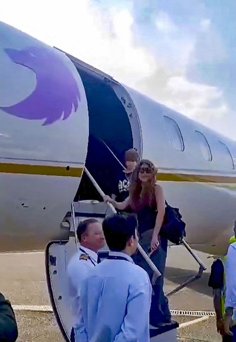 Shakira made the first flight of her new 6M Gulfstream G280, featuring a purple she-wolf design, from Barranquilla to Miami.