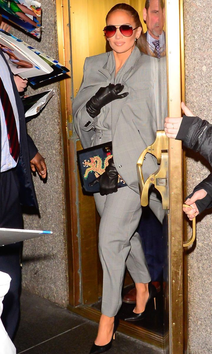 Jennifer Lopez con un traje de sastre gris de Max Mara