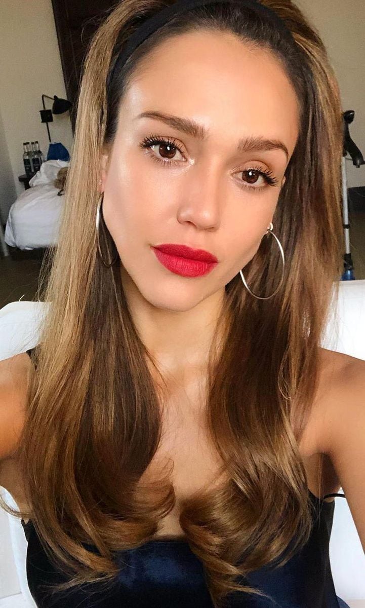 Jessica Alba with neutral makeup and red lips