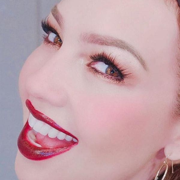 Thalia close up con labios rojos intensos y ojos delineados