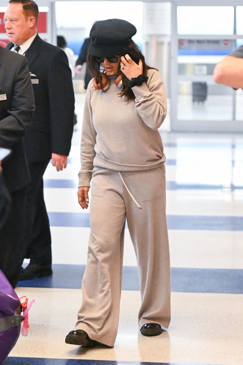 Photo Â© 2023 Backgrid/The Grosby Group

EXCLUSIVE New York City, NY. April 25, 2023.
Salma Hayek pushes her own luggage as she arrives at JFK airport in New York. The 56-year-old Academy Award nominee arrived at the airport wearing a black beret, with matching sunglasses, headphones and a cream tracksuit.
*** 
Salma Hayek empuja su propio equipaje a su llegada al aeropuerto JFK de Nueva York. La nominada al Premio de la Academia, de 56 aÃ±os, llegÃ³ al aeropuerto con una boina negro, con gafas de sol a juego, auriculares y un chÃ¡ndal color crema.