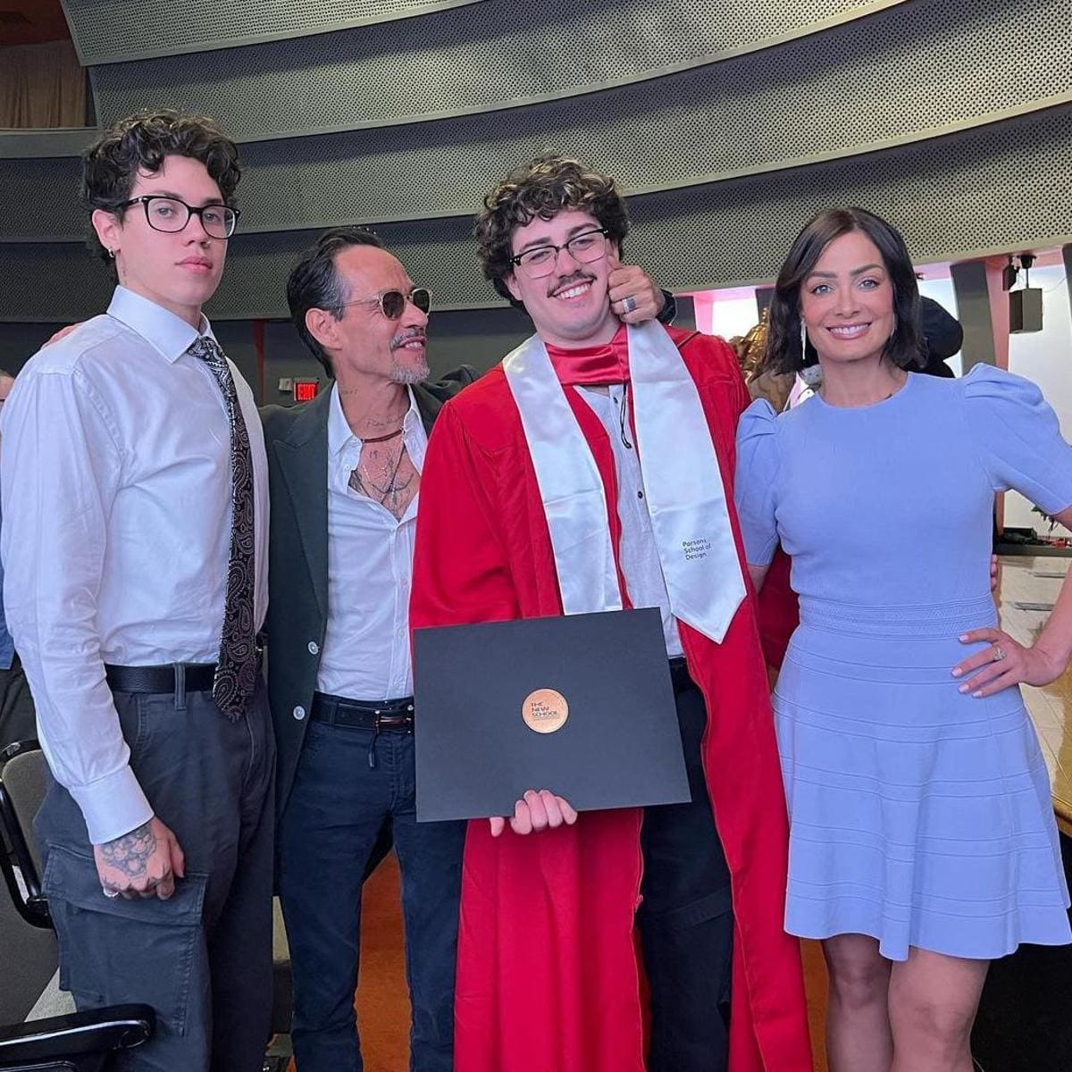 Marc Anthony y Dayanara Torres en la graduacion de su hijo